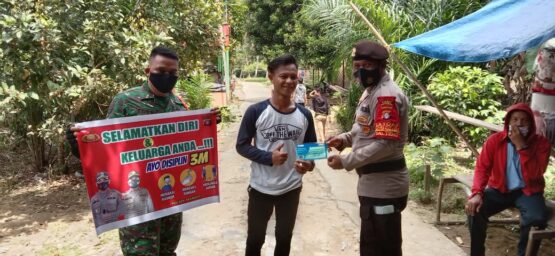 SOSIALISASI: Anggota Polsek Marikit rutin melaksanakan sosialisasi protokol kesehatan di wilayah binaannya, Selasa (1/6).HUMAS POLDA