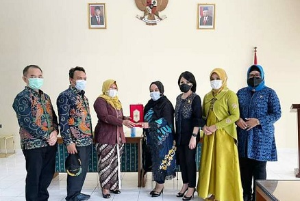 MENERIMA CINDERAMATA : Wakil Ketua III DPRD Kalteng Hj Faridawaty Darland Atjeh beserta anggota Komisi III DPRD Kalteng