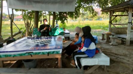 Dua warganet yang menyebarkan hoaks di media sosial mendapat pembinaan dari Bidhumas Polda Kalteng, Jumat (4/6/2021/) sore. FOTO: HUMAS