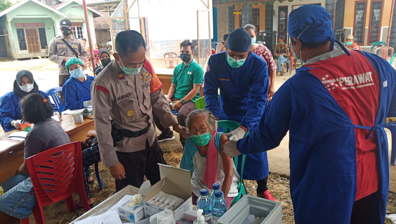 PANTAU : Kapolsek Dusun Tengah Iptu Nurheriyanto mengawal pelaksanaan delivery vaksinasi lansia perdana di Desa Netampin./KAPOLSEK DUSUN TENGAH