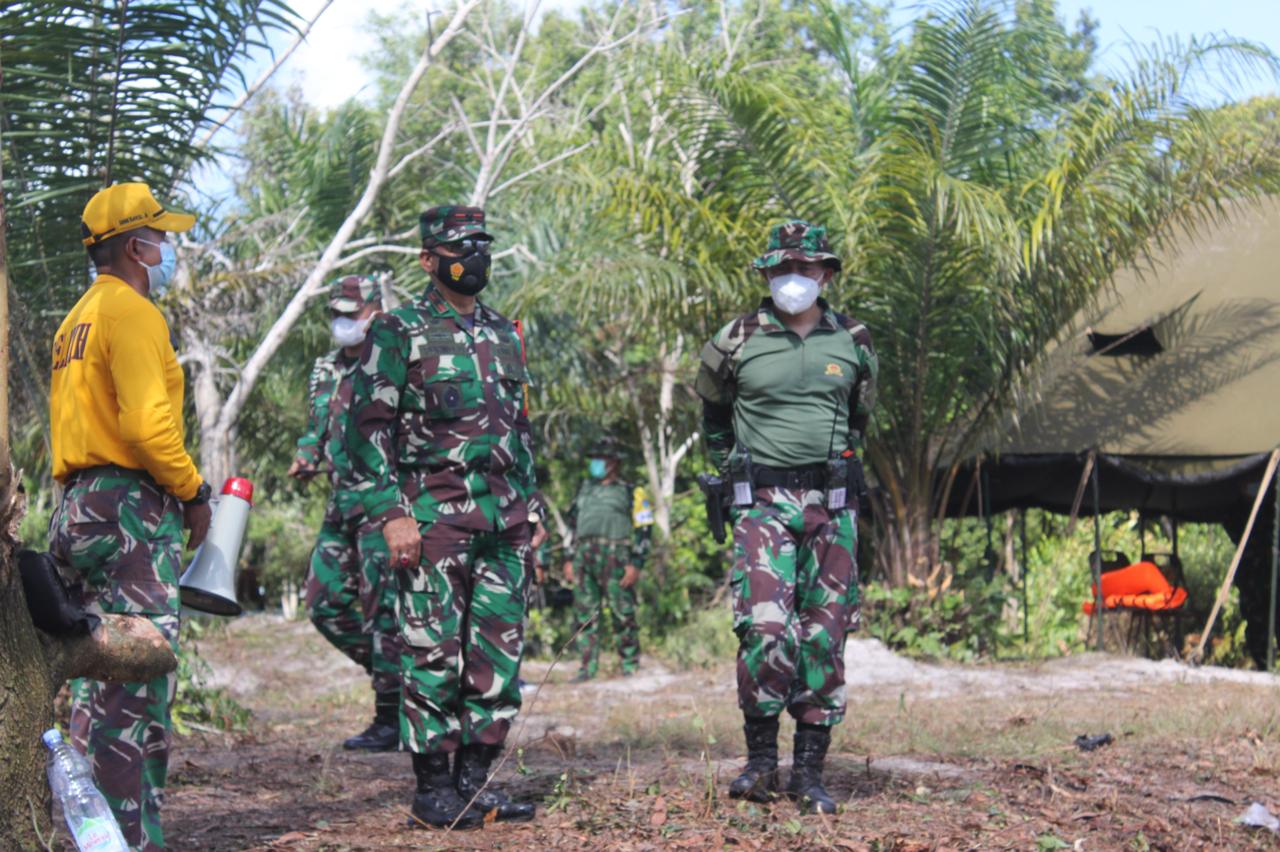 MENINJAU : Danrem 102/Pjg Brigjen TNI Purwo Sudaryanto meninjau tempat latihan pemeliharaan (Lathar) Yonif Raider 631/Atg, Sabtu (12/6/2021). FOTO IST