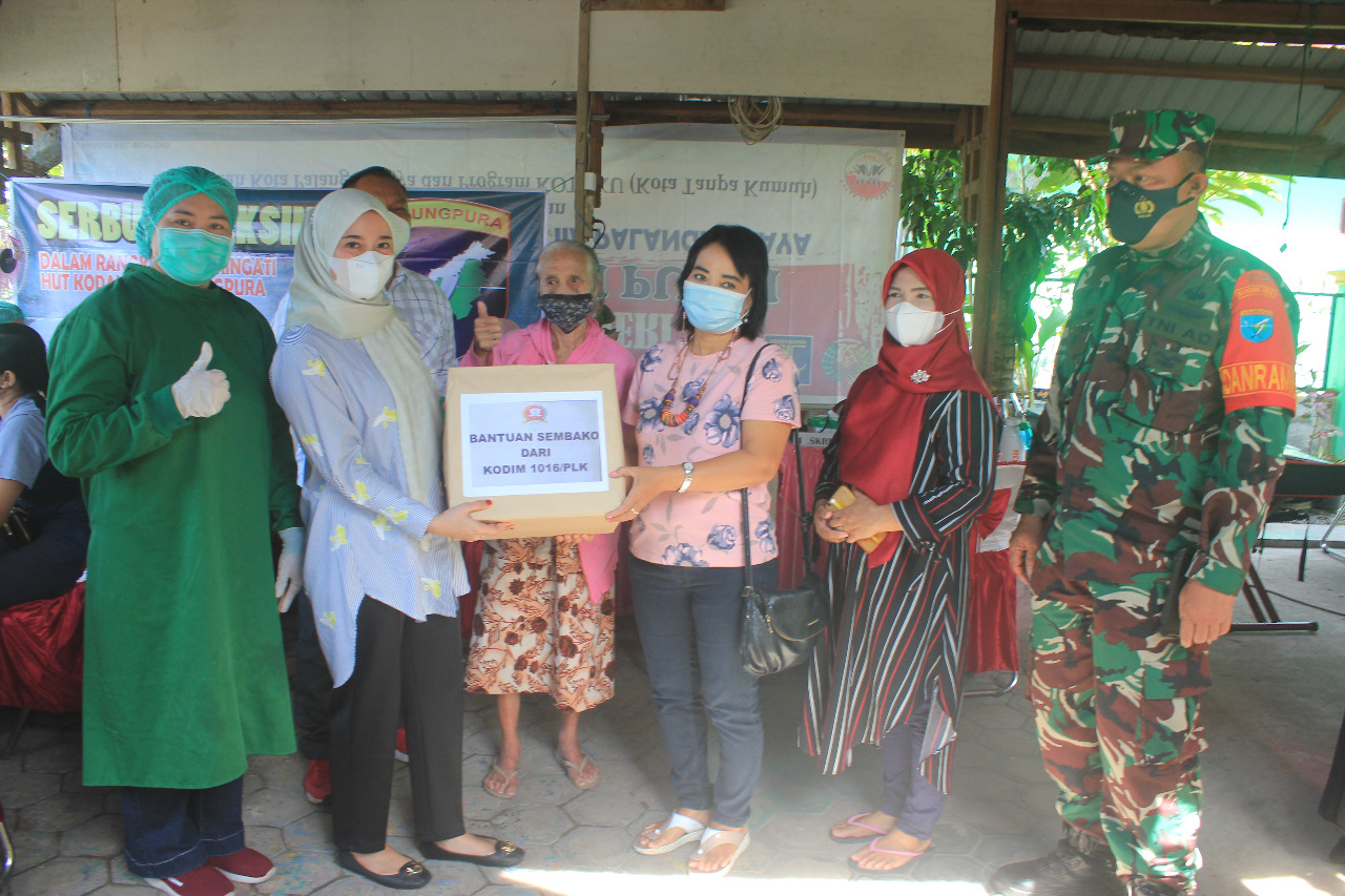 TALI ASIH : Danramil 1016-01/Pahandut Mayor Heru Widodo bersama Lurah Panarung Rossalinda Rahmanasari menyerahkan tali asih berupa sembako kepada kaum lansia mengikuti vaksin, Sabtu (19/6/2021). KODIM 1016/PLK UNTUK KALTENG.CO.