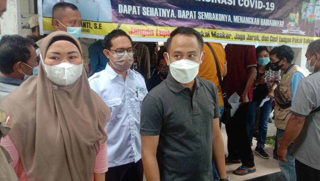 MENINJAU PELAKSANAAN VAKSIN : Wali Kota Palangka Raya Fairid Naparin di dampingi Lurah Panarung Evi Kahayanti meninjau pelaksanaan vaksin Covid-19 di halaman kantor Kelurahan Panarung, Jumat (25/6/2021). YUDA / KALTENG.CO