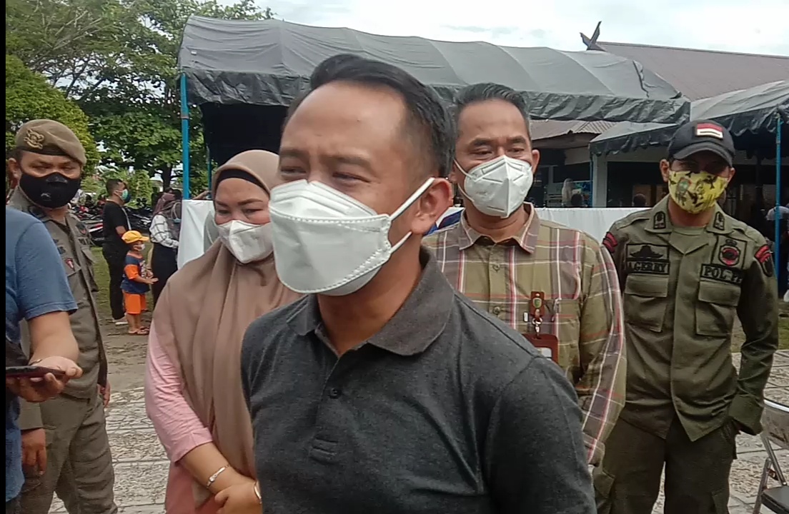 PENINJAUAN PELAKSANAAN VAKSIN : Wali Kota Palangka Raya Fairid Naparin di dampingi Camat Pahandut Berlianto dan Lurah Panarung Evi Kahayanti meninjau pelaksanaan vaksin di halaman kantor Kelurahan Panarung, Jum’at (25/6/2021). YUDA / KALTENG.CO