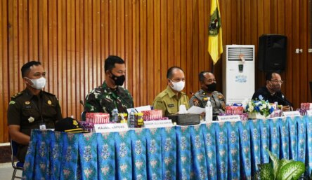 ARAHAN: Bupati Kapuas Ir Ben Brahim S Bahat MM MT memimpin dan memberikan arahan dalam Rapat Tim Rencana Aksi Terpadu Penanganan Konflik Sosial Tingkat Kabupaten Kapuas Tahun 2021 di Aula Bappeda Kuala Kapuas, Senin (21/6)./HUMAS