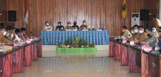 RAPAT: Bupati Kapuas Ben Brahim S Bahat memimpin rapat koordinasi percepatan penanganan pandemi Covid-19 di Kapuas bersama unsur Forkopimda, Kepala OPD terkait, tokoh agama, camat dan lurah se Kapuas, di Aula Kantor Bappeda, Senin (7/5/2021).FOTO:HUMAS