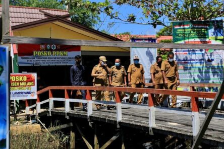 KUNJUNGAN KERJA: Bupati Kotim, H Halikinnor saat mengungjungi Desa Lampuyang, Kecamatan Teluk Sampit, belum lama ini.FOTO:HUMAS