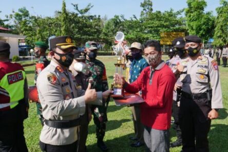 SINERGI: Kapolres Bartim AKBP Afandi Eka Putra memberikan penghargaan kepada Kepala Desa Simpang Naneng yang dinilai terbaik dalam Pos PPKM Mikro, Kamis (3/6/2021).FOTO HUMAS POLDA