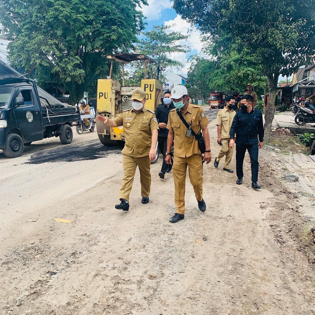 MENINJAU: Bupati Kotim, H Halikinnor melihat pengerjaan pengaspalan jalan dalam kota, Senin (21/6)./AJUDAN