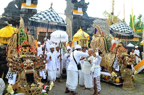 Jangan coba-coba menembak burung dan meracuni ikan di Desa Adat Sibetan
