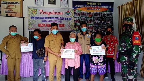 Babinsa Koramil 1016-03/Sepang Serka Helprit awasi penyaluran BLT DD di Desa Rangan Tate