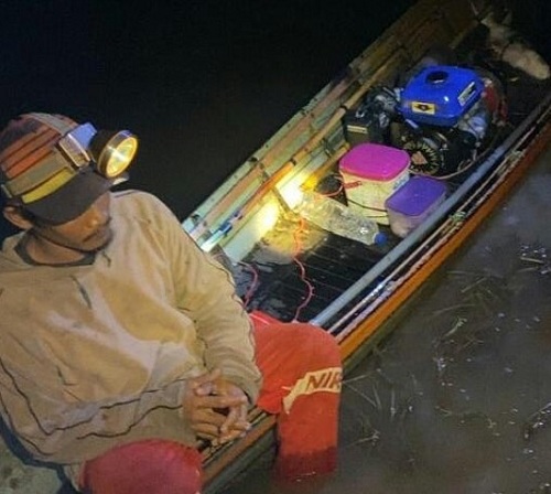 Penyetrum Ikan di Sungai Hantasan Buntok