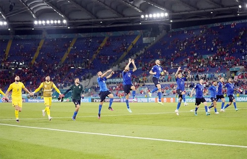 Italia menjadi tim pertama yang mengamankan tempat di babak sistem gugur Euro 2020