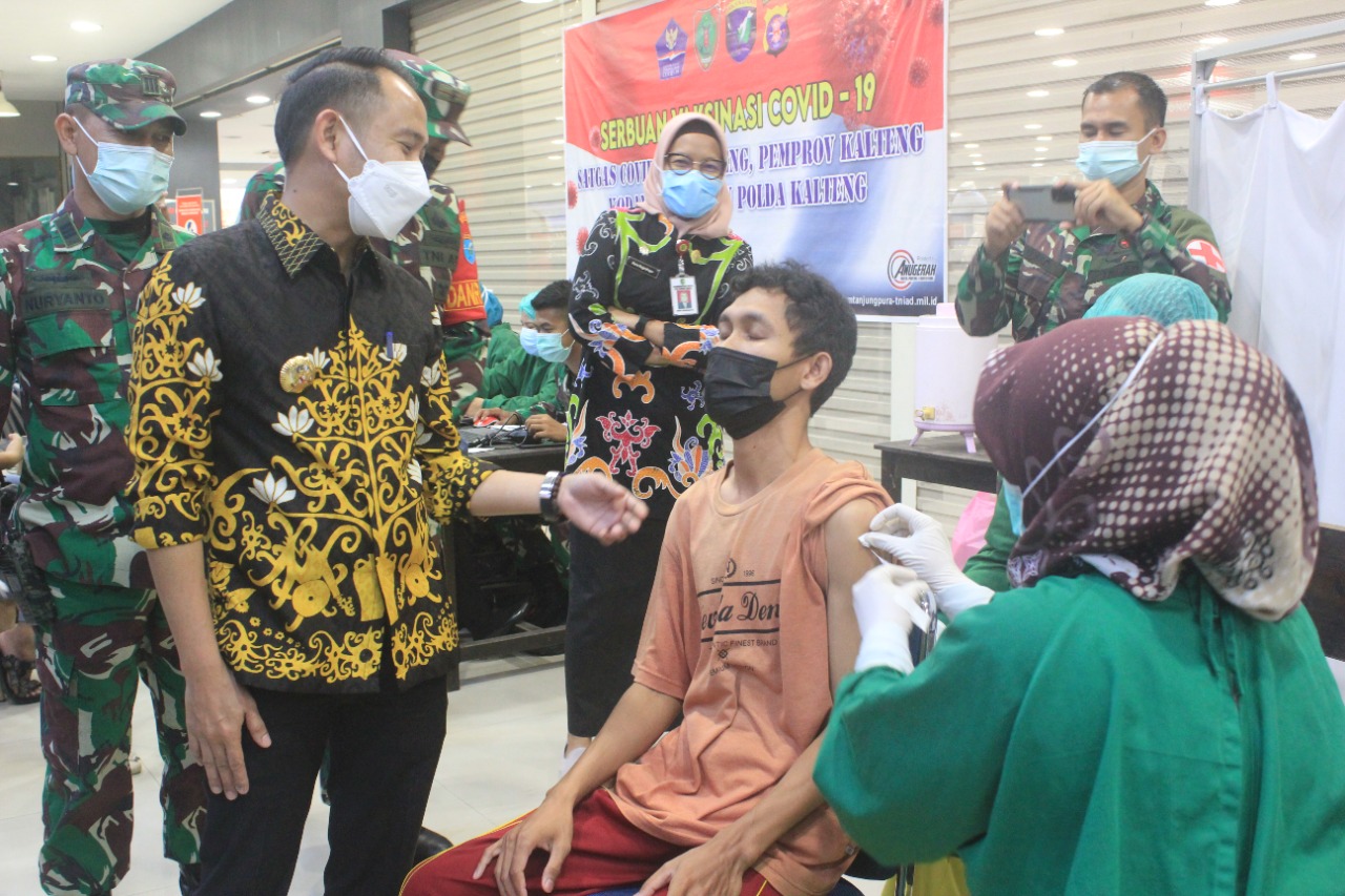 Serbuan vaksin Covid-19 yang di laksanakan di pusat perbelanjaan