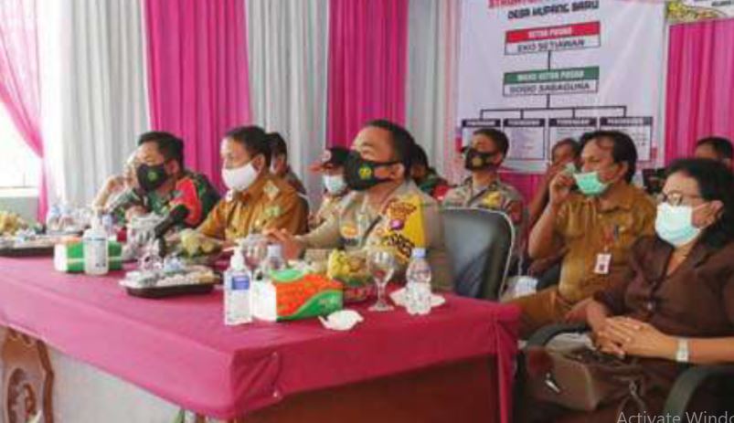 SERIUS : Wakil Bupati Barito Timur Habib Said Abdul Saleh, Kapolres AKBP Afandi Eka Putra, serta jajaran FKPD hingga perangkat daerah mengikuti video conference dengan Wakapolri Komjen Pol Gatot Eddy Pramono, Senin (14/6)