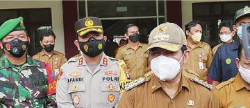 SOSIALISASI : Bupati Ampera AY Mebas memberikan keterangan pers terkait trayek uji coba bus angkutan mini milik Pemkab Bartim, Selasa (8/6) lalu