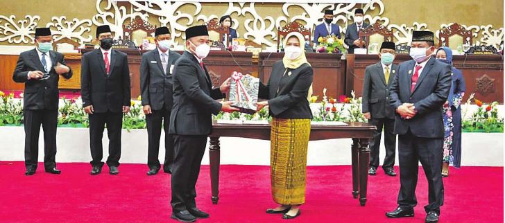 SELAMAT: Gubernur Kal-teng H Sugianto Sabran menerima predikat Wajar Tanpa Pengecualian (WTP) dari BPK RI Perwakilan Kalteng di saksikan kalang-an DPRD Kalteng, dalam Rapat Paripurna Istimewa Masa Persidangan II Tahun Sidang 2021, Selasa (29/6)