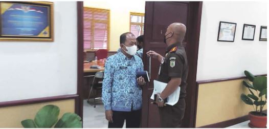 KOORDINASI: Kajari Kobar Dandeni Herdiana bersama Direktur RSSI Pangkalan Bun usai mengi-kuti rapat di Pemda beberapa waktu lalu.