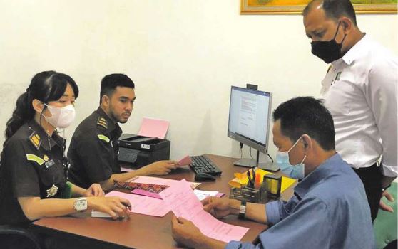 SERAH TERIMA: Kejari Mura menerima pelimpahan berkas dan barang bukti kasus Tipikor PDAM Mura dari Polres Mura.