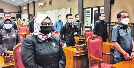 HADIR RAPAT: Anggota Komisi II DPRD Kabupaten Kotim Hj.Megawati saat menghadiri rapat paripurna, Selasa (29/6).