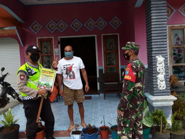 MEMBERIKAN IMBAUAN : Babinsa Koramil 1016-04/Manuhing bersama Bhabinkamtibmas memberikan imbauan kepada warga untuk selalu menerapkan Prokes, Selasa (29/6/2021) KODIM 1016/PLK UNTUK KALTENG.CO