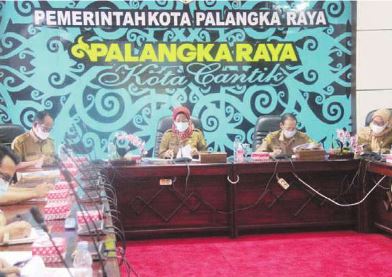 MEMBUKA: Sekda Kota Palangka Raya Hera Nugrahayu (kerudung merah) membuka rapat persiapan pembangunan telekomunikasi di Ruang Rapat Peteng Karuhei I, Selasa (29/6)