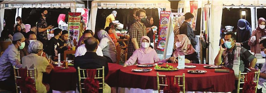 POJOK DEKRANASDA : Dinas Perdagangan dan Perindustrian Provinsi Kalimantan Tengah menggelar Festival Kuliner Pojok Dekranasda di Kalteng Souvenir Dekranasda Kalteng, Sabtu (26/6) malam