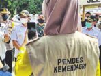 BERDIALOG: Pegawai Dirjen Bina Pemdes Kemendagri memberi arahan didampingi Bupati Mura Perdie M Yoseph, di Desa Sumpoi Keca-matan Murung, Rabu (9/6)