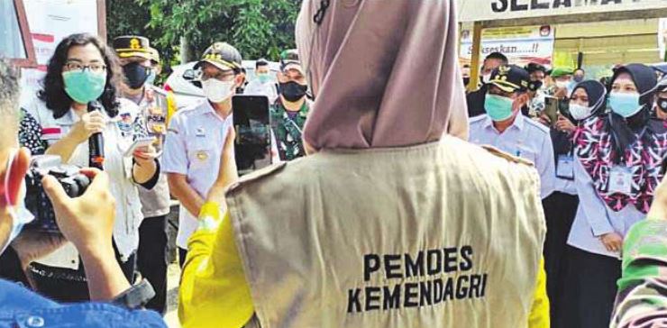 BERDIALOG: Pegawai Dirjen Bina Pemdes Kemendagri memberi arahan didampingi Bupati Mura Perdie M Yoseph, di Desa Sumpoi Keca-matan Murung, Rabu (9/6)