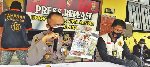 TINDAK TEGAS: Kapolres Kobar AKBP Devy Firmansyah ketika melakukan pres rilis pen-angkapan preman , Rabu (16/6)