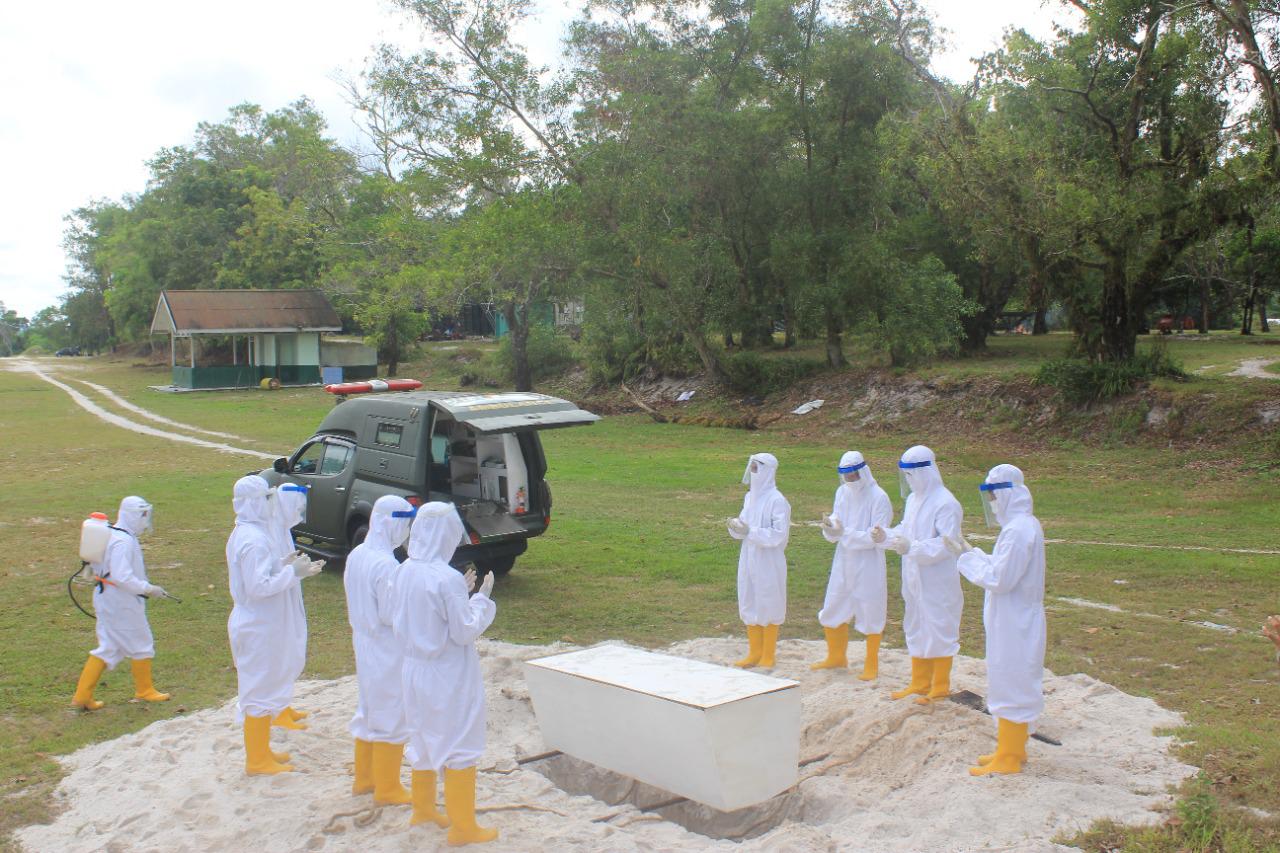 SIMULASI : Anggota Yonif 631/Atg melaksanakan Simulasi Tanggap Darurat penanganan Covid-19, di Mayonif setempat, Palangka Raya, Jumat (18/6/2021).