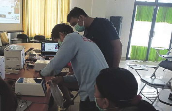 RSUD TL UNTUK KALTENG POS SERIUS: Petugas ketika mencoba fungsi GeNose di RSUD Tamiang Layang, beberapa waktu lalu