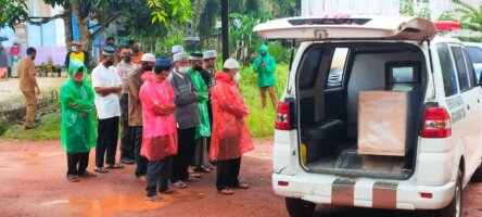 DIMAKAMKAN : Seorang warga dimakamkan dengan secara protokol Covid-19./RUSLI