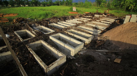 PEMAKAMAN: Pekerja menyiapkan liang kubur untuk memakamkan jenazah pasien Covid-19 di TPU Jalan Tjilik Riwut Km 12, Palangka Raya, Rabu (21/7/2021). FOTO: DENAR