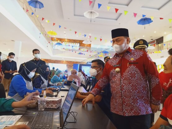 TINJAU: Bupati Kotim, H Halikinnor meninjau vaksinasi dalam rangka memperingati Hari Bhakti Adhyakasa ke-61, Kamis (22/7/2021). /RUSLI