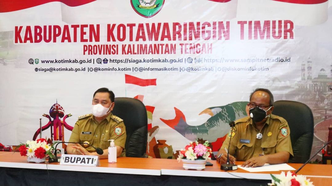 VIRTUAL: Bupati Kotim, H Halikinnor mendengarkan arahan Presiden RI Joko Widodo secara virtual di Kantor Diskominfo, Senin (9/7/2021)./HUMAS