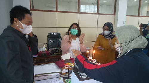 Duwel Rawing tidak menyangka jika akan mendapatkan kejutan dari rekan-rekan