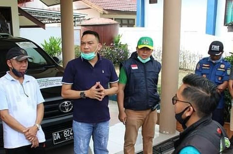 ARAHAN : Sekretaris Daerah Barito Selatan Eddy Purwanto (baju biru), saat memberikan arahan terkait antisipasi penyebaran Covid-19 di Kota Buntok, beberapa waktu lalu./JENERI