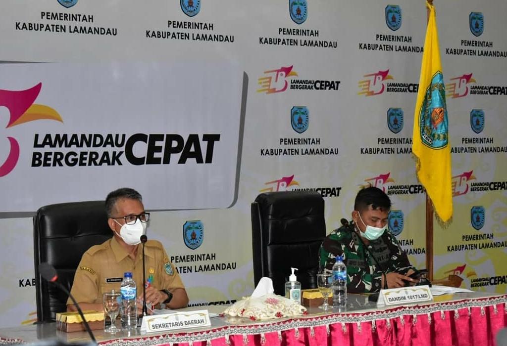 ARAHAN : Sekda Lamandau Muhamad Irwansyah (kiri) saat memimpin rapat koordinasi bersama lintas sektor, di Aula Setda Lamandau, belum lama ini./HUMAS