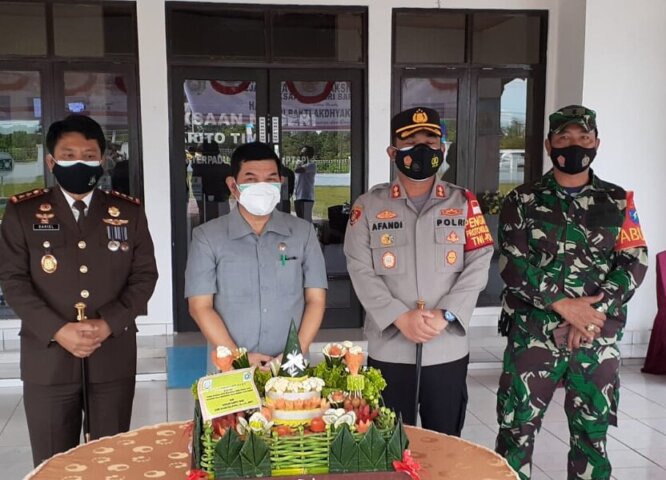 KEBERSAMAAN : Bupati Ampera AY Mebas, Kajari Daniel Panannangan, Kapolres AKBP Afandi Eka Putra serta Pabung 1012 Buntok dalam momen Hari Bhakti Adhyaksa ke 61 di Kejaksaan Negeri Barito Timur, Kamis (22/7/2021)./LOGMAN