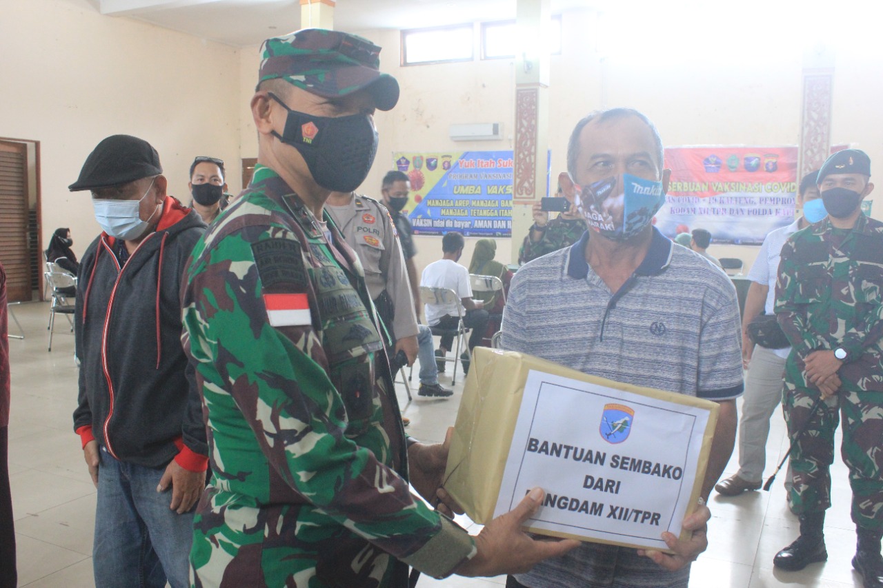 MEMBERIKAN BANTUAN SEMBAKO : Pangdam XII / Tanjungpura beri bantuan sembako kepada warga yang sudah melaksanakan vaksin, Jumat (2/7/2021). KODIM 1016/PLK UNTUK KALTENG.CO