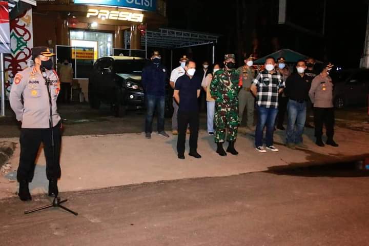 APEL BERSAMA : Sebelum melakukan kegiatan patroli, Tim Gabungan melaksanakan apel bersama di Pos Polisi Bundaran Besar, Palangka Raya, Minggu (11/7/2021). KODIM 1016/PLK UNTUK KALTENG.CO