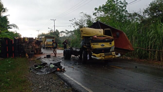 truk yang ringsek akibat tabrakan
