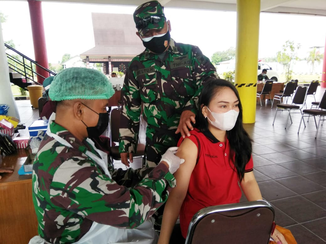 MENGAWASI : Danramil Pahandut, Mayor Inf Heru Widodo mengawasi pelaksanaan vaksin tahap kedua, Jumat (16/7/2021). KODIM 1016/PLK UNTUK KALTENG.CO