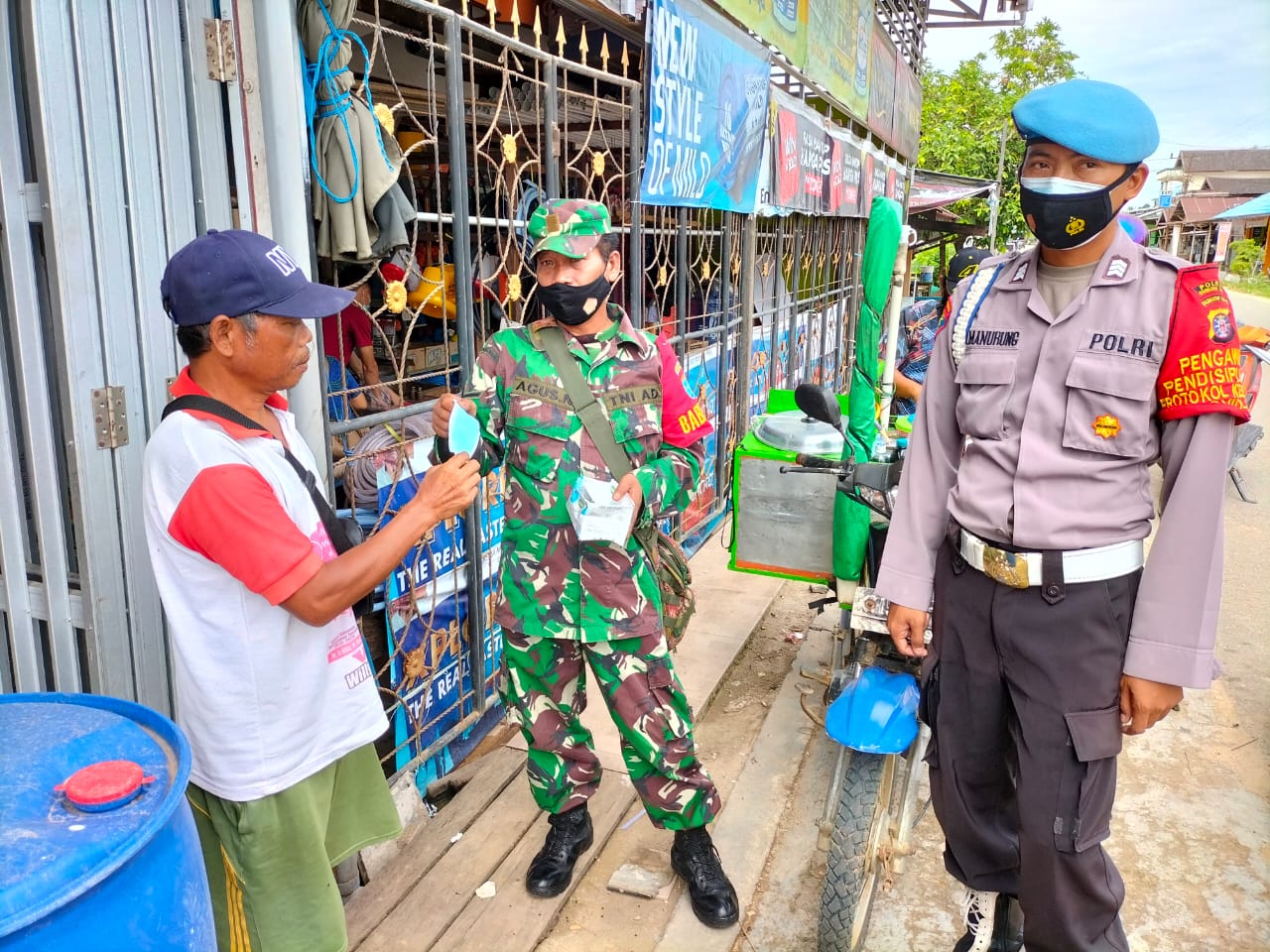 MENGIMBAU WARGA : Babinsa Koramil 1016-05/Rungan bersama Kepolisian serta unsur terkait lainnya saat melaksanakan giat patroli PPKM, di Kelurahan Jakatan Raya, Kecamatan Rungan, Kabupaten Gunung Mas. Senin (19/7/2021). KODIM 1016/PLK UNTUK KALTENG.CO