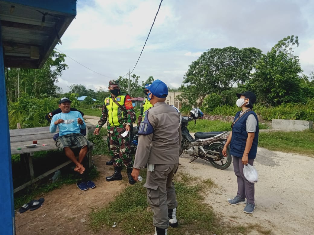 IMBAU WARGA : Babinsa 1016-06/Kurun bersama petugas lainnya melaksanakan patroli penegakan pendisiplinan Protokol Kesehatan (Prokes), Senin (19/7/2021) KODIM 1016/PLK UNTUK KALTENG.CO
