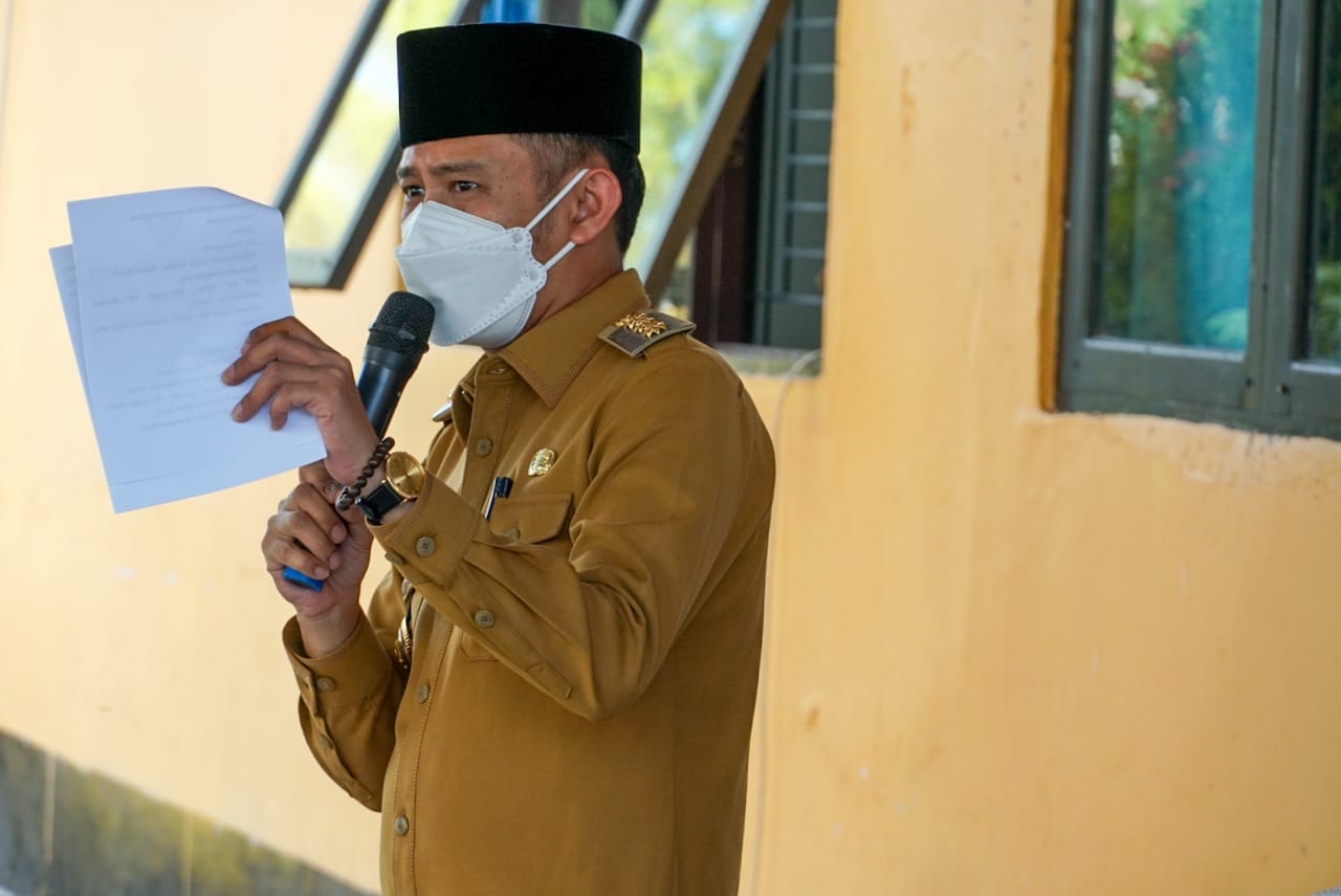 SAMBUTAN : Wali Kota Palangka Raya Fairid Naparin (pakai peci) menyampaikan sambutan pada penyerahan bantuan hewan kurban dalam rangka memperingati Idul Adha 1442 H. FOTO DISKOMINFO UNTUK KALTENG POS