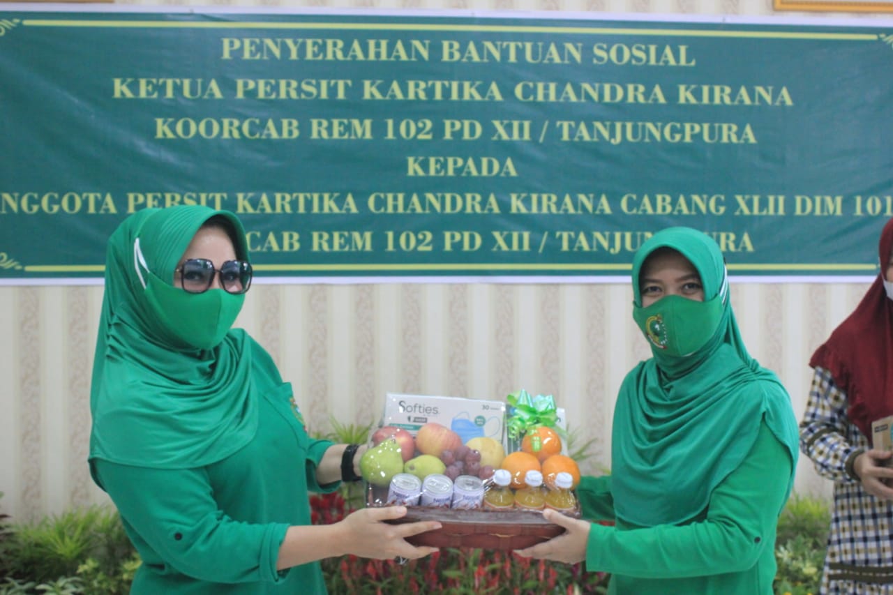 MENYERAHKAN BANTUAN : Ketua Persit Kartika Chandra Kirana Koorcab Rem 102/Pjg, Ny. Nancy Purwo Sudaryanto menyerahkan bantuan untuk anggota Persit Kodim 1016/Plk, Senin (26/7/2021). KODIM 1016/PLK UNTUK KALTENG.CO