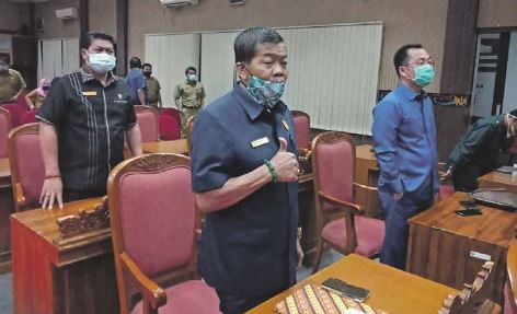 RAPAT : Anggota Komisi III DPRD Kotawaringin Timur Anang Kapiliyus saat menghadiri rapat paripurna, belum lama ini.