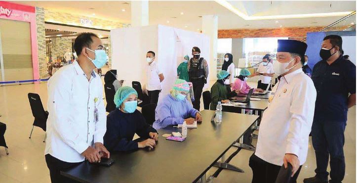 TINJAU: Bupati Kotawaringin Timur, H Halikinnor meninjau pelaksanaan vakisinasi ke dua di City Mall, Rabu (7/7).